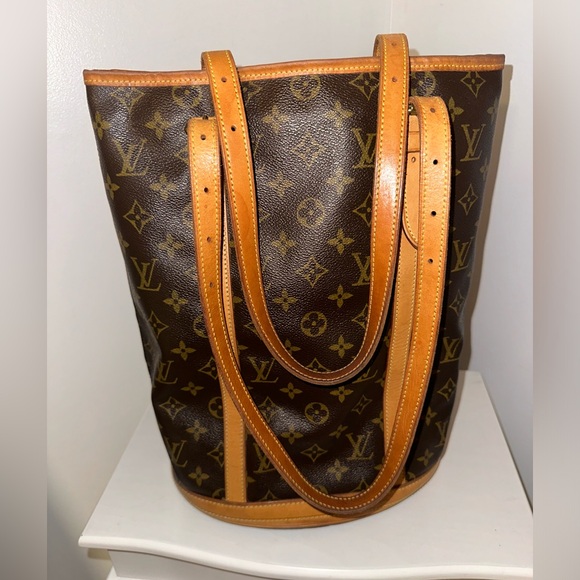 Authentic Louis Vuitton Bucket GM Monogram Tote. This is such a beauty! - Picture 6 of 13
